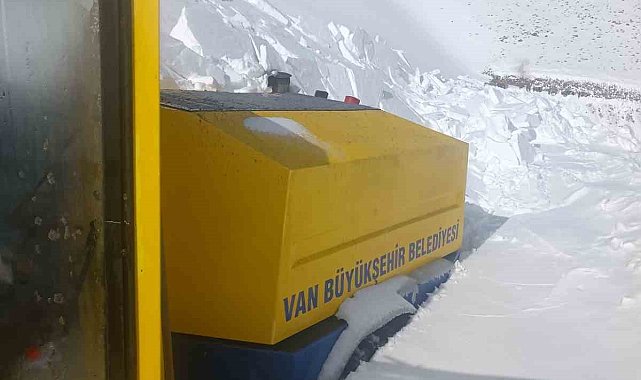 Van'da iş makinesinin üzerine çığ düştü
