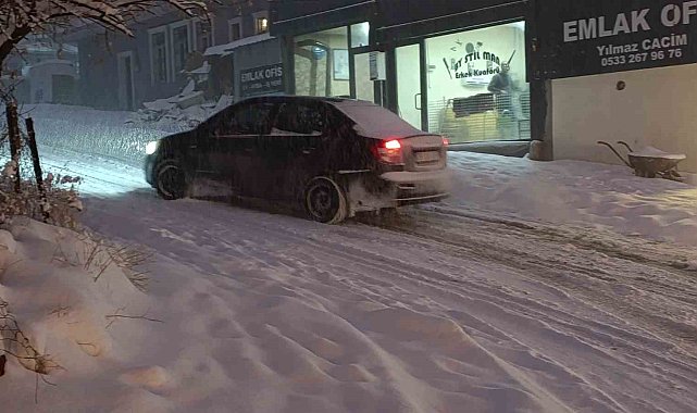 Van'da yoğun kar yağışı nedeniyle uçak seferleri iptal edildi