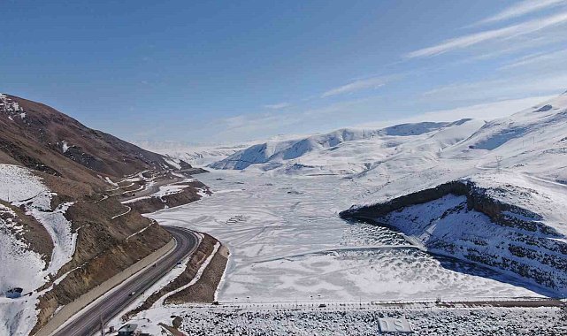 Van'daki Zernek Barajı'nın yüzeyi dondu