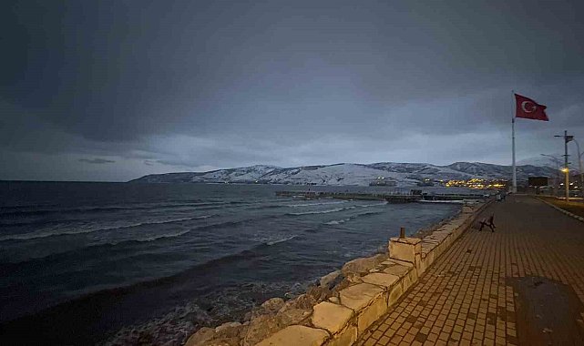 Vangölü'de dev dalgalar oluştu