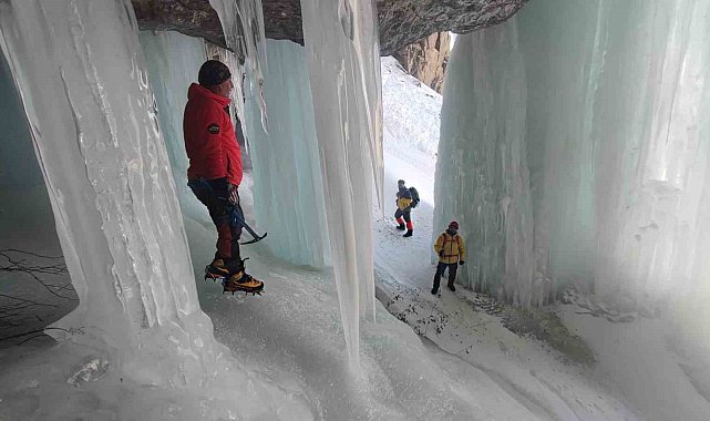 Vanlı dağcılar Erek Dağı'ndaki buzul mağaralarına tırmandı