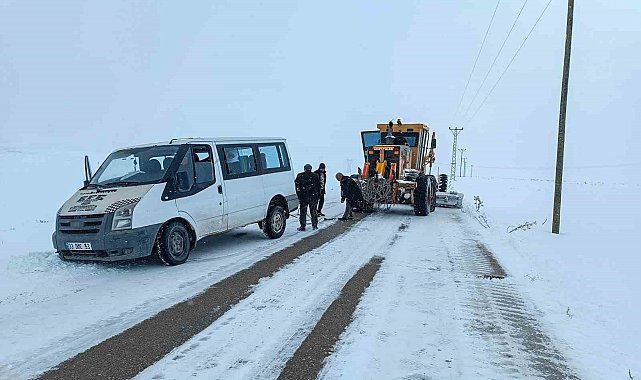 Yolda kalan araçlar belediye ekipleri tarafından kurtarıldı