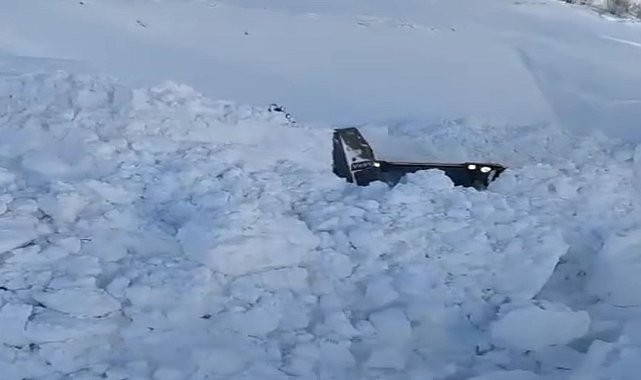 Yüksekova'da 5 metreyi geçen kar tünellerinde çalışma