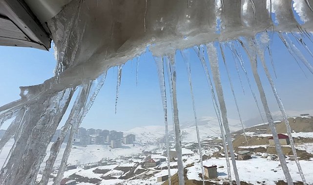 Yüksekova'da buz sarkıtları 2 metreyi geçti