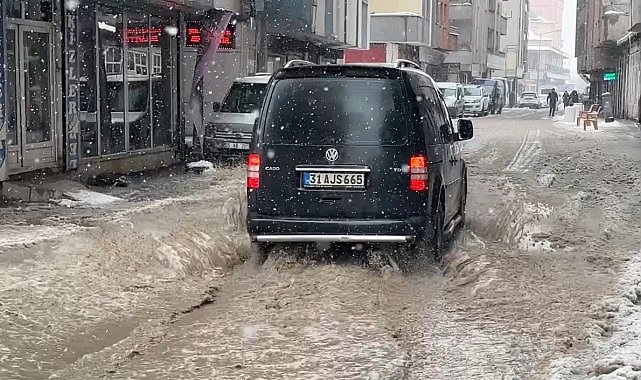 Yüksekova'da caddeler göle döndü: Araçlar ilerlemekte zorlandı