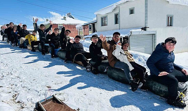 Yüksekova'da çocuklar bidonla kaymanın keyfini çıkardı