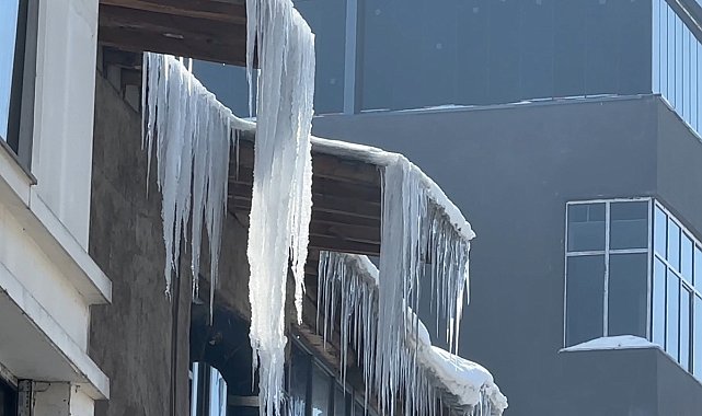 Yüksekova'da dereler dondu, buz sarkıtlarının boyu 2 metreyi geçti