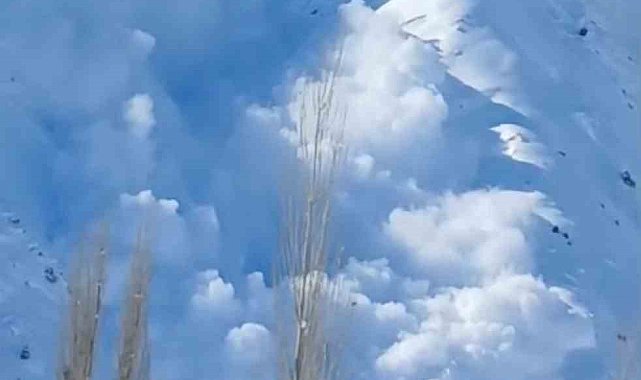 Yüksekova'da düşen çığ görüntülendi