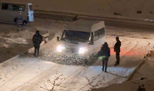 Yüksekova'da kar ve fırtınadan dolayı çok sayıda araç mahsur kaldı: Vatandaşlar evlerine yürüyerek gittiler