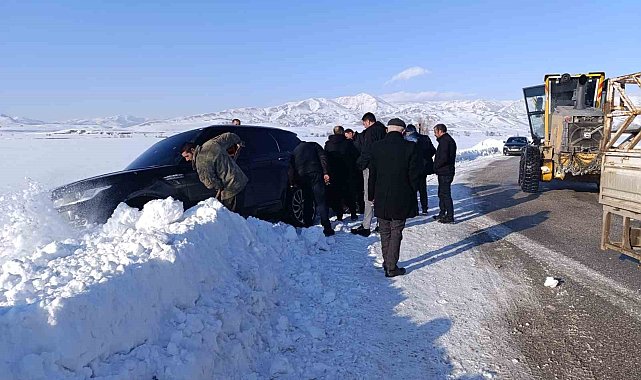 Yüksekova'da kara saplanan aracı ekipler kurtardı