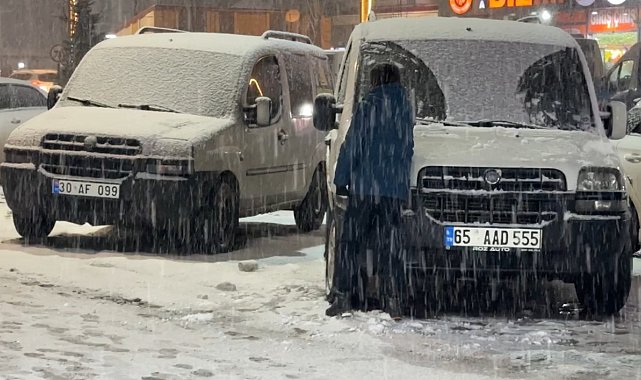 Yüksekova'da lapa lapa kar yağışı başladı