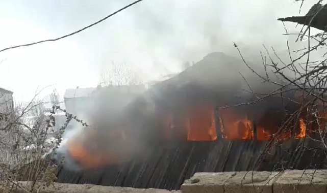 Yüksekova'da yanan ev kullanılamaz hale geldi
