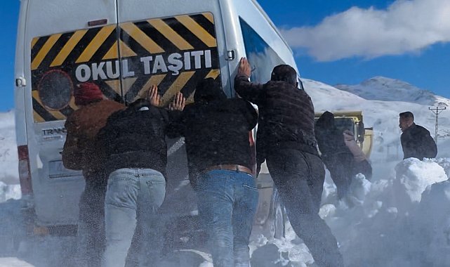 Yüksekova'da yoğun kar nedeniyle araçlar mahsur kaldı