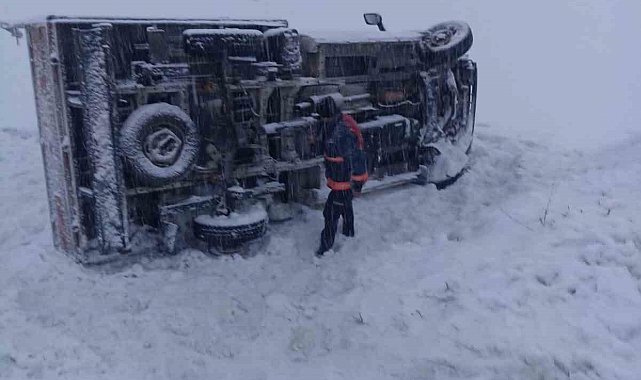 Yüksekova'da yoldan çıkan kamyonet devrildi: 3 yaralı