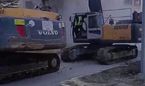 5 katlı bina tek dokunuşla yıkıldı, operatör kepçeden atlayarak kurtuldu