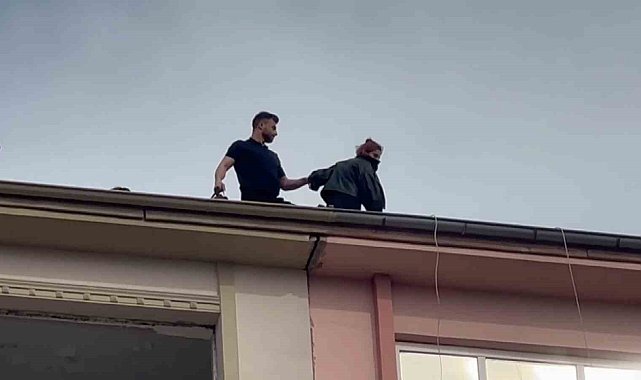 8 katlı binanın çatısına çıkan kadın ikna edilerek aşağı indirildi