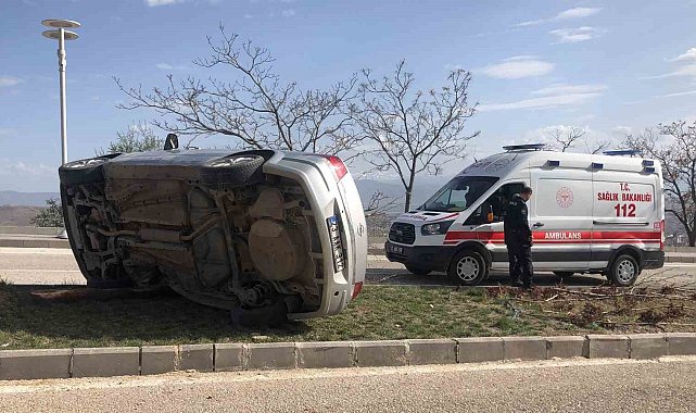 Ağacın sayesinde takla atmaktan kurtulan otomobil yan yattı: 1 yaralı
