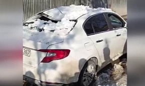 Ağrı'da çatıdan düşen kar kütleleri 2 otomobile zarar verdi