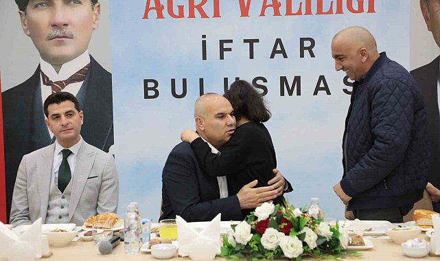 Ağrı Valisi Koç, koruyucu aileler ve otizmli çocuklarla iftarda bir araya geldi