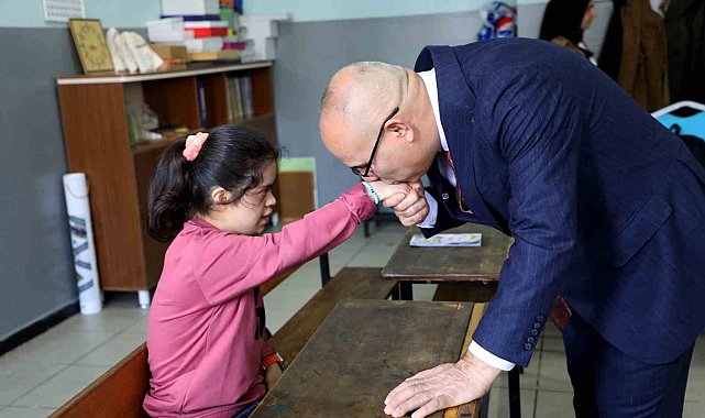 Ağrı Valisi Koç, öğrenci daveti üzerine İMKB Gazi Ortaokulu'nu ziyaret etti