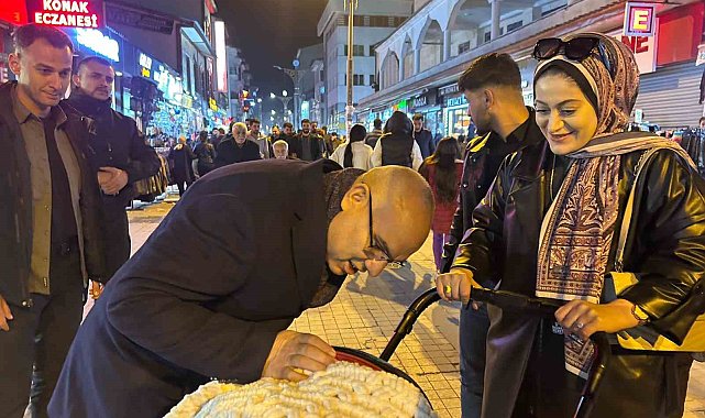 Ağrı Valisi Koç'tan Cumhuriyet Caddesi'nde bayram ziyareti
