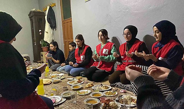 Ağrı'da Kızılay gönüllülerinden yetim ve ihtiyaç sahibi ailelerle iftar buluşması