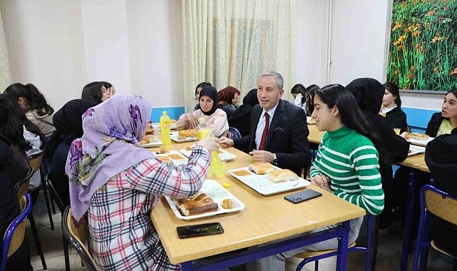 Ağrı'da "İftarda Konuşalım" projesi ile eğitimciler ve öğrenciler buluştu