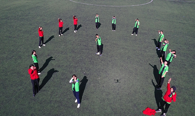 Ağrılı kızlar eğitim gördükleri spor lisesinin futbol takımını zirveye taşıyor