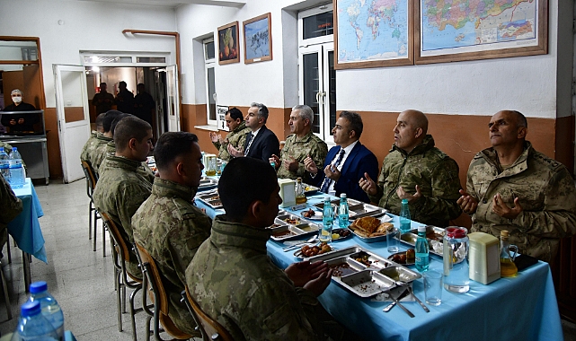 Ardahan Valisi Çiçek, sınırın sıfır noktasındaki Mehmetçikle iftarda buluştu