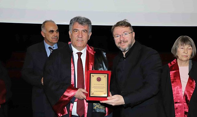 Atatürk Üniversitesinde 14 Mart Tıp Bayramı coşkusu, akademisyen ve öğrencilere önlük giydirildi