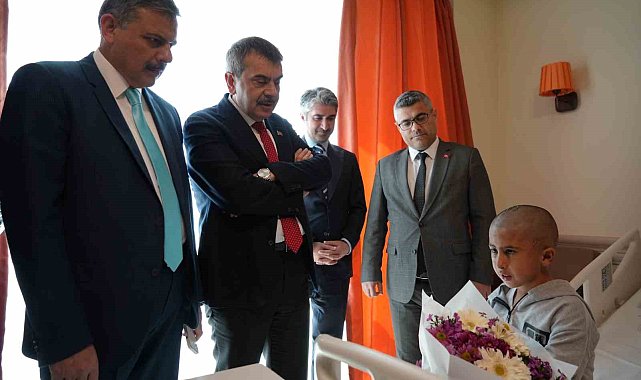 Bakan Tekin, minik Murat'ı Beşiktaşlı olmaya ikna edemedi