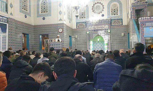 Başkale'de Kadir Gecesi dualarla idrak edildi