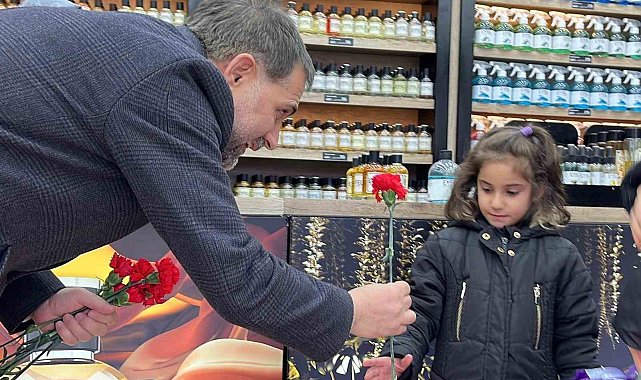 Başkan Uçar'dan kadınlara karanfilli kutlama