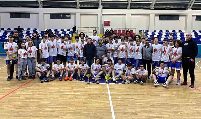 Basketler Yeşilay için atıldı