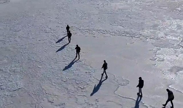 Bingöl'de göl buz tuttu, doğaseverler üzerinde yürüdü