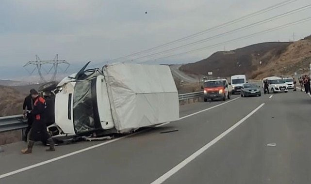 Bingöl'de kamyonetle hafif ticari araç çarpıştı: 5 yaralı