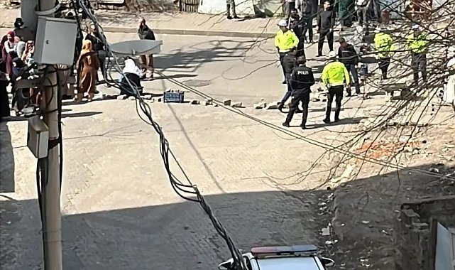 Bingöl'de su sorununu yolu trafiğe kapatarak protesto ettiler
