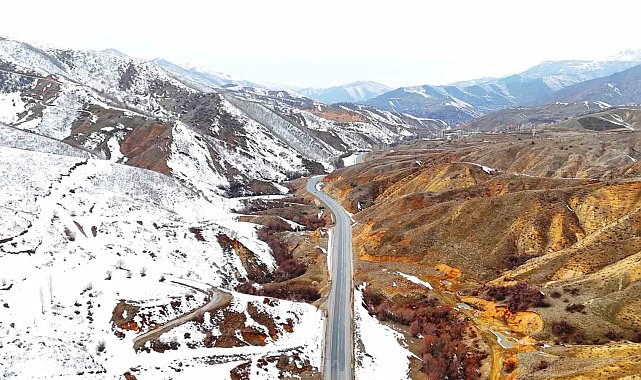 Bitlis'te dağların bir yanı kar, bir yanı bahar