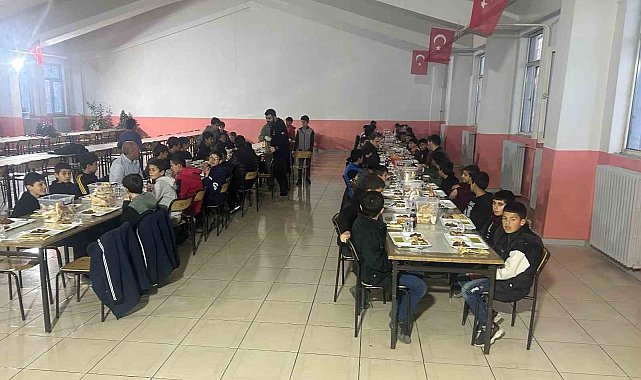 Bulanık Kaymakamı Koşansu öğrencilerle iftar açtı