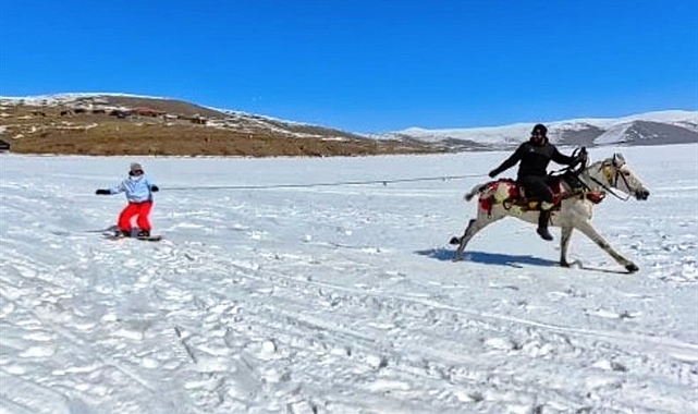 Buzla kaplı Çıldır Gölü'nde snowboard gösterisi göz doldurdu