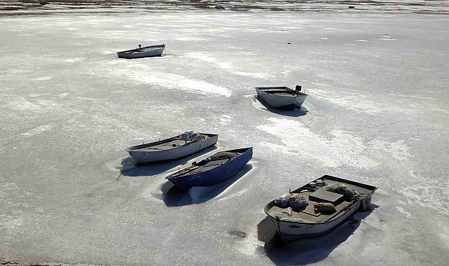 Buzlar içinde kalan balıkçı teknelerinden kartpostallık görüntüler