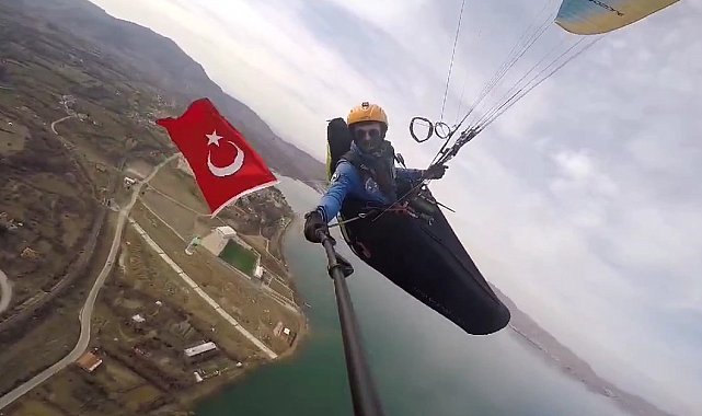 Çanakkale Zaferinin yıl dönümünü, gökyüzünde paraşütle uçarak kutladı