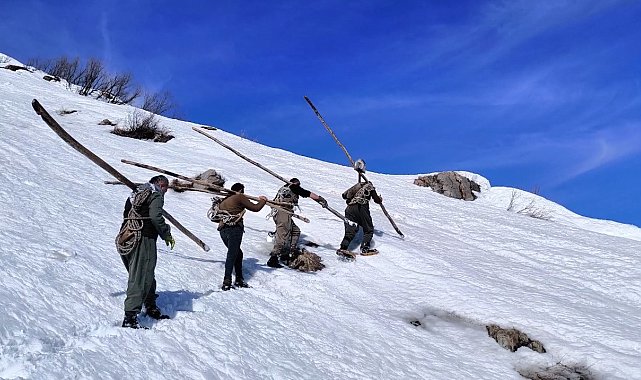 Çiftçiler 3 bin rakımdan kızak ve brandayla otları indiriyor
