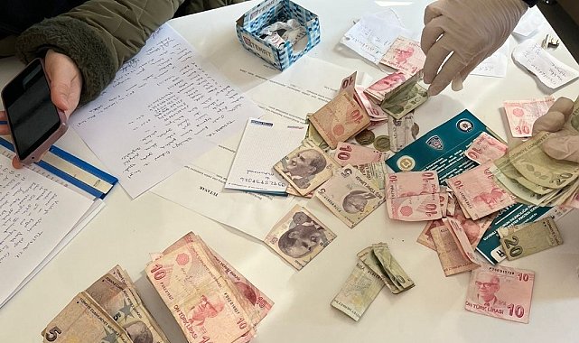 Çöp kenarında dilenmek için tezgah kurdu
