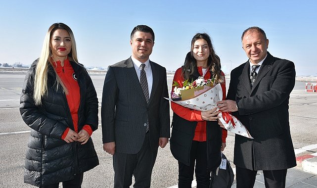 Damla Köse, çiçeklerle karşılandı