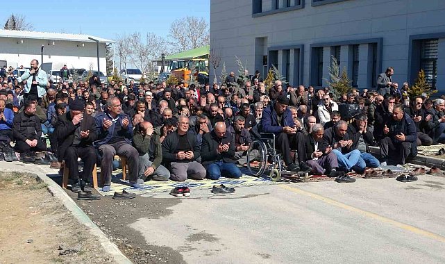 Deprem bölgesi Malatya'da Ramazan'ın ilk cuma namazı kılındı