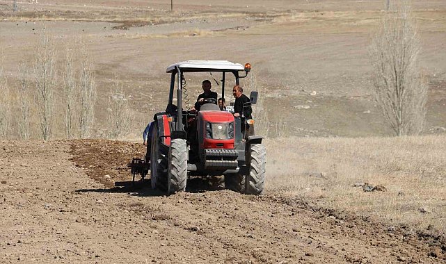 Diyadin'de tarla sürme çalışmaları başladı.