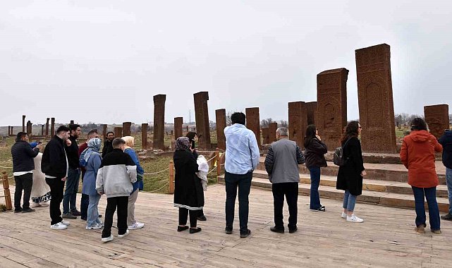 Dünyanın en büyük tarihi İslam mezarlığında Ramazan Bayramı yoğunluğu