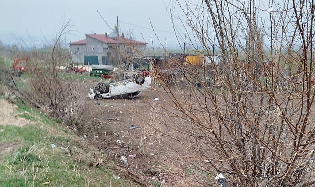 Elazığ&#039;da iki araç çarpıştı, biri bahçeye uçtu: 6 yaralı