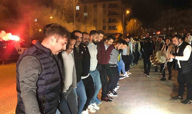 Elazığ'da 'sahur halayı' renkli görüntüler oluşturdu